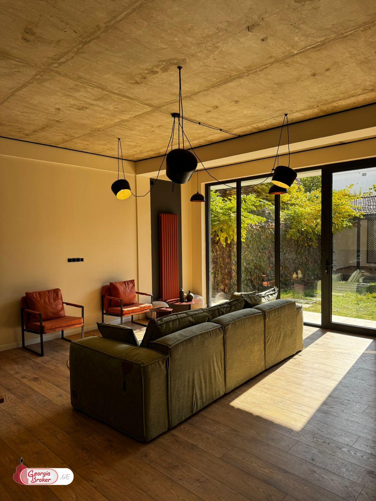 იყიდება ახალი გარემონტებული 5 ოთახიანი სახლი ისანში